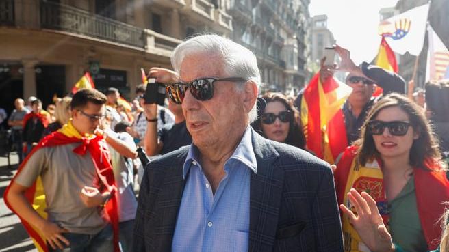 1-O.- Vargas Llosa afirma que 'ninguna conjura independentista' destruirá la democracia