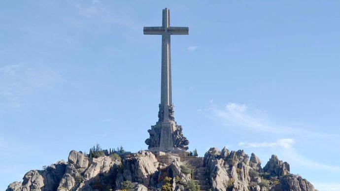 Decenas de personas reivindican frente al Valle de los Caídos el desmantelamiento del monumento