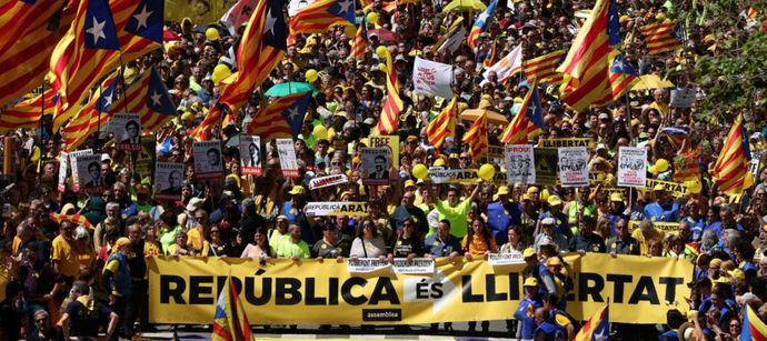 Jalean a Puigdemont y piden libertad para los presos
