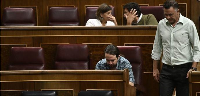 Iglesias ve “cutre” el libro de Sánchez por las copias