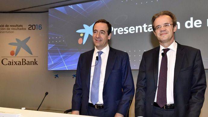 Caixabank gana más de mil millones y mantiene su liderazgo en España