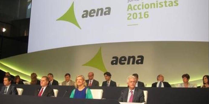 Aena pagará a sus accionistas un dividendo bruto de 2,71 euros, el primero de su historia