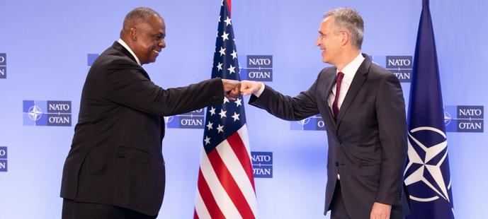 El jefe del Pentágono, Lloyd  Austin, con el secretario general de la OTAN, Jens Stoltenberg.