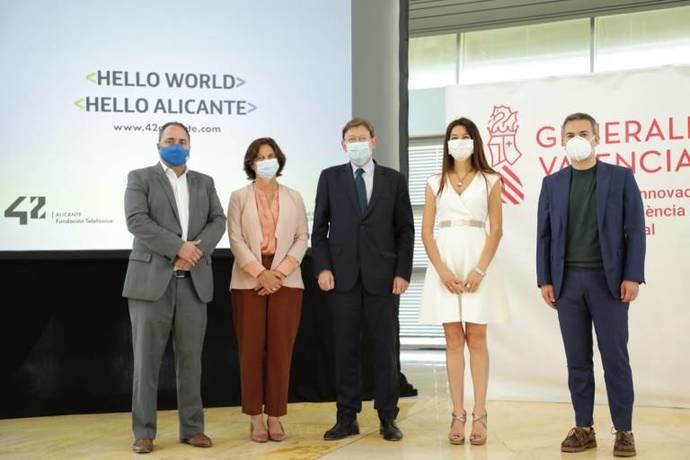 El presidente de la generalitat valenciana Ximo Puig con la consellera de Innovación, Carolina Pascual; la directora general de Fundación Telefónica, Carmen Morenés, y el director de Telefónica en la Comunidad Valenciana, Chema Casas. 