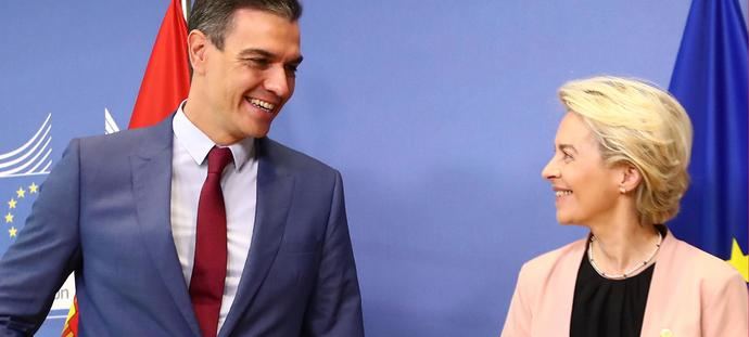 Pedro Sánchez y la presidenta de la Comisión Europea Ursula von der Leyen