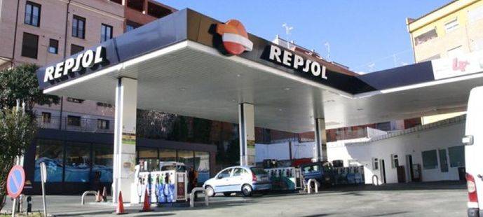 Repsol se alía con Amazon para que los usuarios recojan los pedidos en sus gasolineras