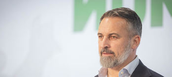 Abascal se debate entre ser el escudero del PP o esperar a las generales