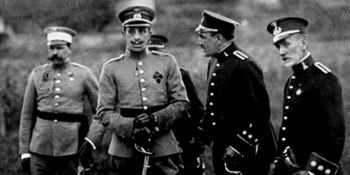 El rey Alfonso XIII con un grupo de oficiales tras el desastre de Annual.