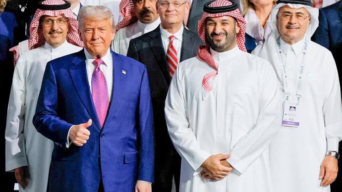 El presidente de Estados Unidos, Donald Trump, y el príncipe heredero saudí, Mohammed Bin Salman, posan para una foto grupal durante el Foro de Inversión Saudí-Estados Unidos, en Riad, Arabia Saudita, el 13 de mayo de 2025 l presidente de Estados Unidos, Donald Trump, y el príncipe heredero saudí, Mohammed Bin Salman, posan para una foto grupal durante el Foro de Inversión Saudí-Estados Unidos, en Riad, Arabia Saudita, el 13 de mayo de 2025 