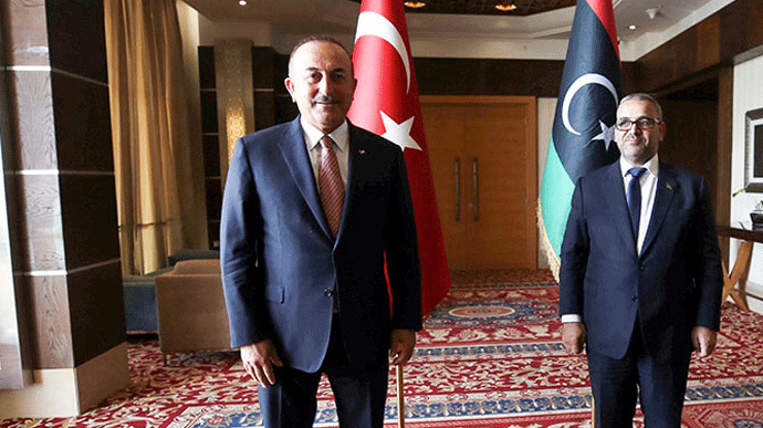 El ministro de Exteriores turco, Mevlut Cavusoglu, con el presidente del Consejo de Estado libio, Khaled Al-Mashri.
