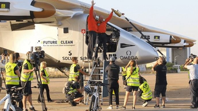 El avión Solar Impulse II aterriza en Sevilla tras 70 horas de vuelo desde Nueva York