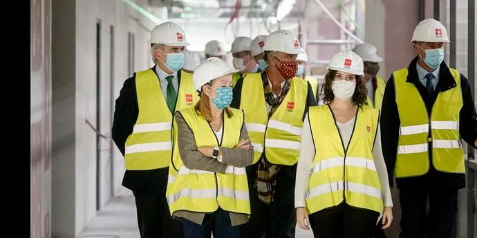 La presidenta Ayuso visita las obras del nuevo hospital de Valdebebas