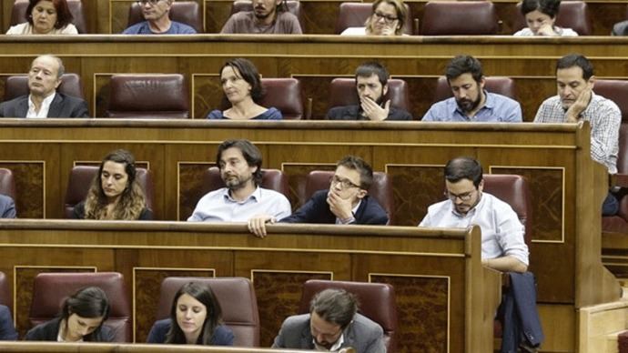 Diputadas de Podemos se mofan del discurso de Abalos, parece propio de `Cuéntame´