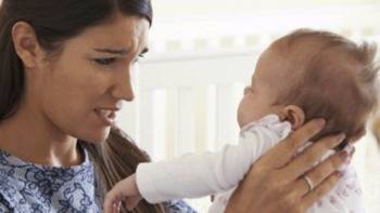 Alertan de los riesgos de zarandear a un bebé en su primer años de vida