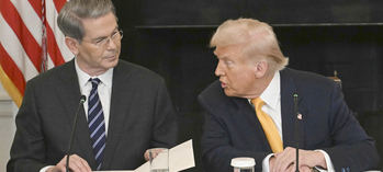 Trump con el secretario del Tesoro Scott Bressen