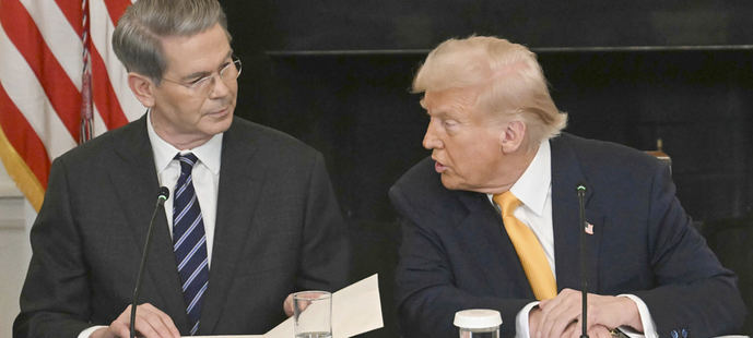 Trump con el secretario del Tesoro Scott Bressen
