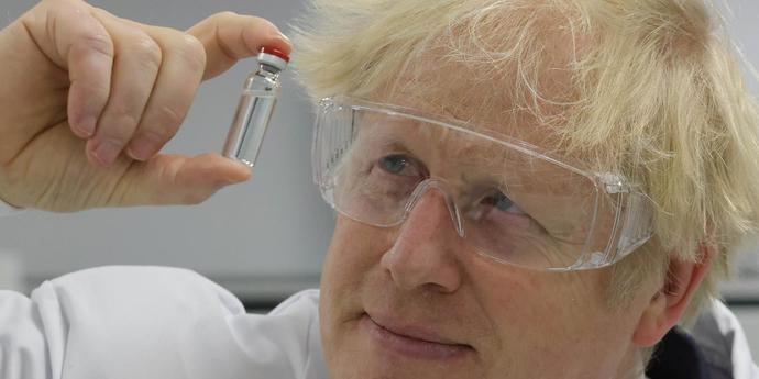 Boris Johnson mostrando la vacuna que ya ha empezado a inyectar a los británicos.