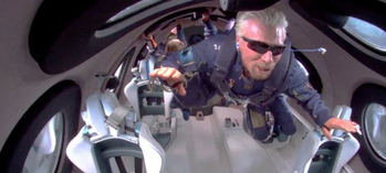 Branson durante su vuelo espacial.