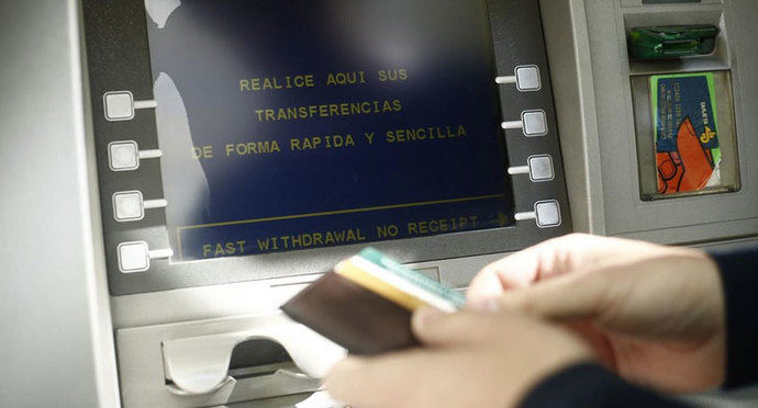 Los consumidores protestan en una veintena de capitales contra 'la doble comisión en los cajeros'