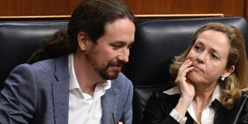Nadia Calviño escucha a Pablo Iglesias en el Congreso.