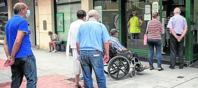 Las colas en los bancos se han generalizado.