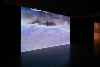 Imagen en ultra alta definición del mar embravecido de Cornualles.