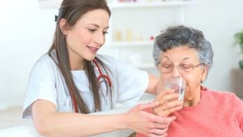Deshidratación en ancianos: riesgos, síntomas y prevención