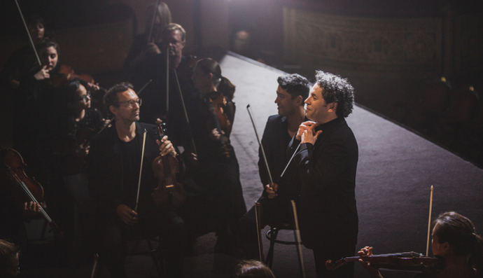El director de orquesta Gustavo Dudamel en un momento de la grabación de Symphony.