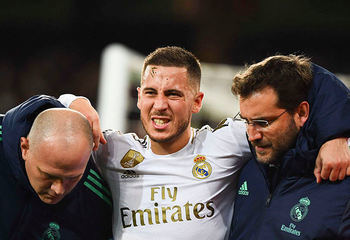 Eden Hazard hace un gesto de dolor durante el partido de fútbol entre el Real Madrid y el París Saint-Germain el 26 de noviembre de 2019