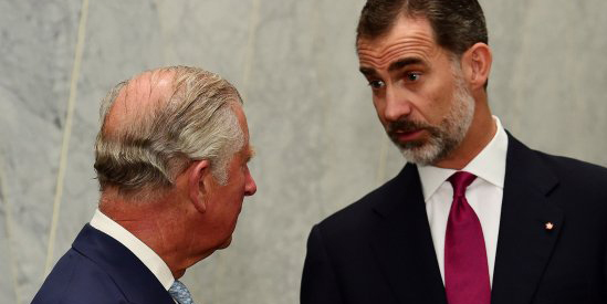 El rey Felipoe VI conversa con Carlos de Inglaterra.