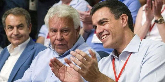 Felipe González entre Zapatero y Pedro Sánchez.