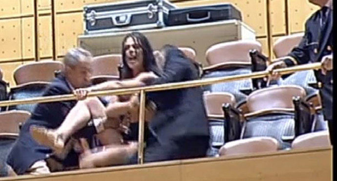 Femen se cuela en el Senado para portestar contra la reforma del aborto