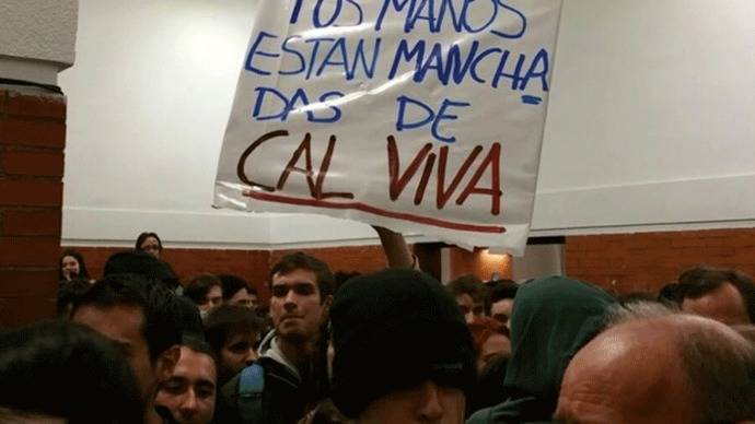 Escrache estudiantil a González: Es recibido con pancartas alusivas al GAL y gritos de 'fascista'