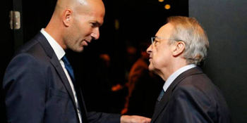 Zinedine Zidane habla con Florentino Pérez.