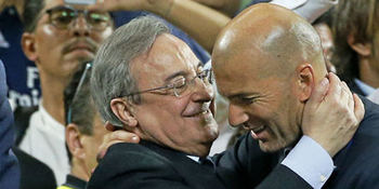 Florentino Pérez abraza a Zidane.