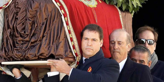 Traslado de los restos del dictador del Valle de los Caídos al cementerio de Mingorrubio en El Pardo madrileño.