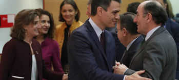 Pedro Sánchez saluda al presidente de iberdrola, Sánchez Galán, en presencia de la ministra de Energía, Teresa Ribera.