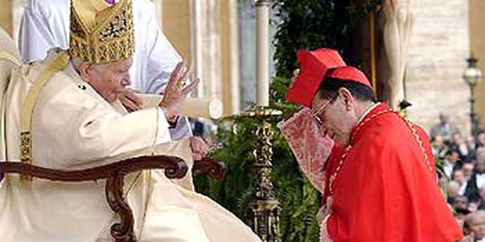 El cardenal Julián Herranz se arrodilla ante el Papa Juan Pablo II.