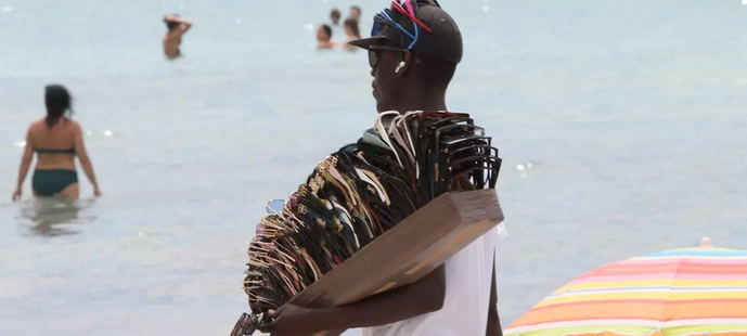 La España que arde en la playa lejos de las miradas políticas
