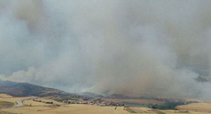 200 personas intentan extinguir el fuego delclarado en Humanes (Guadalajara)