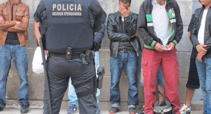 La policía no podrá quedarse el pasaporte de un inmigrante salvo orden judicial