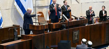 El presidente de Estados Unidos, Donald Trump, hace un gesto mientras se dirige a la Knesset, en Jerusalén, el 13 de octubre de 2025