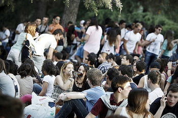 Jóvenes haciendo botellón en la Universiddad Complutense de Madrid.