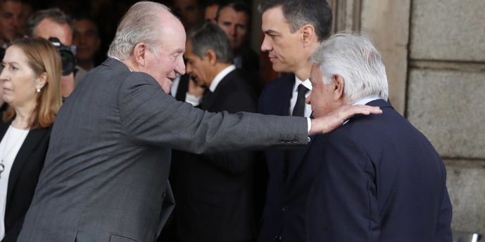 El rey Juan Carlos saluda a Felipe González en presencia de Pedro Sánchez durante el funeral por Rubalcaba.
