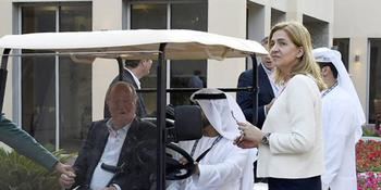 La infanta Cristina con su padre en Abu Dabi.