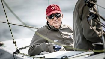 El viejo rey Juan Carlos en una lancha en Sanxenxo. Pasaron los tiempos del Fortuna.