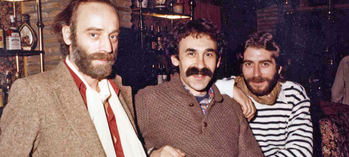 Los cantautores Javier Krahe (1944-2015), Joaquín Carbonell (1947-2020) y Joaquín Sabina (1949), tras una actuación de Krahe y Sabina en el bar BV-80 de Zaragoza (calle Doctor Palomar 25, luego La Vía Láctea), en 1981. La instantánea se tomó después, en la Posada del Mastín (Vía de la Hispanidad 100, junto a Los Enlaces).