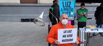 Escenificación de la subida de la luz realizada en Valencia por la Asocoaciçon de Consumidores ADICAE.