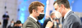 Emmanuel Macron y Pedro Sámchez en la cumbre de social de Oporto.