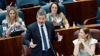 La Cansera murciana que convierte la Asamblea madrileña en un Corral de Comedias